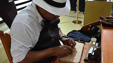 Nhân viên cuốn xì gà tại Lễ hội xì gà XX ở La Habana, Cuba ngày 26/2. Ảnh: AFP/TTXVN