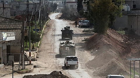 Xe quân sự của quân đội Thổ Nhĩ Kỳ tiến vào thị trấn Afrin ngày 8/3. (Nguồn: THX/TTXVN)