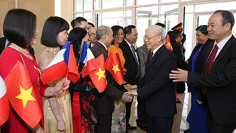 Cán bộ, nhân viên Đại sứ quán Việt Nam và đại diện cộng đồng đón Tổng Bí thư Nguyễn Phú Trọng tại sân bay Quân sự Oóc-ly ở Thủ đô Pa-ri.