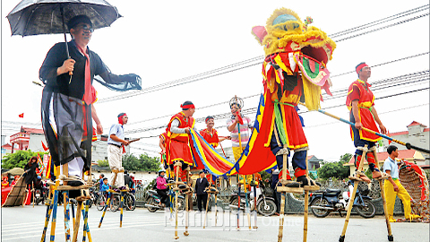 CLB cà kheo tổ dân phố Lâm Thọ biểu diễn trong Lễ hội Đền Văn Chì, Thị trấn Quất Lâm (Giao Thuỷ).