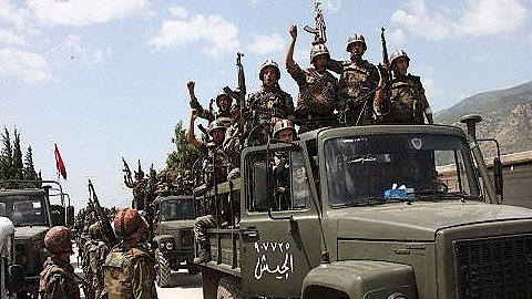 Binh sĩ quân đội Xy-ri vừa giải phóng một ngôi làng ở phía bắc thủ đô Đa-mát. Ảnh: AP.