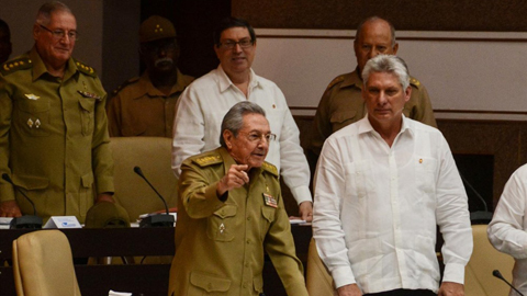 Chủ tịch Cu-ba Ra-un Cát-xtơ-rô (trái) tại phiên họp đặc biệt của Quốc hội tại Thủ đô La Ha-ba-na ngày 1-6-2017.  Ảnh: AFP/TTXVN