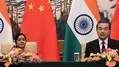 Ngoại trưởng Ấn Độ Sushma Swaraj và người đồng cấp phía Trung Quốc Vương Nghị. (Nguồn: AFP/TTXVN)