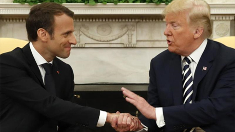 Tổng thống Mỹ Đô-nan Trăm (phải) và Tổng thống Pháp Em-ma-nu-en Mắc-crông hội đàm song phương tại Nhà Trắng ngày 24-4.  Ảnh: Roi-tơ