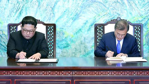 Tổng thống Hàn Quốc Mun Chê-in (phải) và nhà lãnh đạo Triều Tiên Kim Dâng-un ký Tuyên bố Bàn Môn Điếm vào chiều 27-4. Ảnh: Roi-tơ