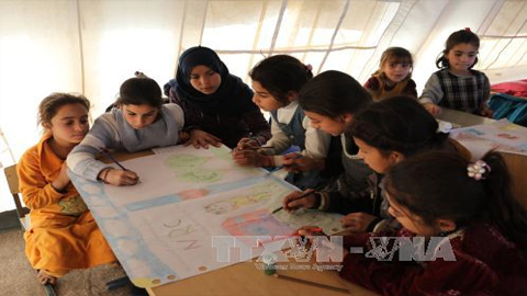 Trẻ em tại một trại tị nạn ở Khazir, Iraq. Ảnh: THX/TTXVN