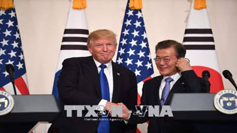 Tổng thống Hàn Quốc Moon Jae-In (phải) và Tổng thống Mỹ Donald Trump (trái) tại cuộc gặp ở Nhà Xanh ở Seoul ngày 7/11/2017. Ảnh: AFP/TTXVN