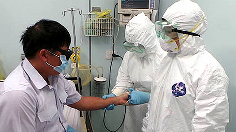 Diễn tập phòng chống dịch Ebola tại sân bay quốc tế Tân Sơn Nhất (TP Hồ Chí Minh). Ảnh: nld.com.vn