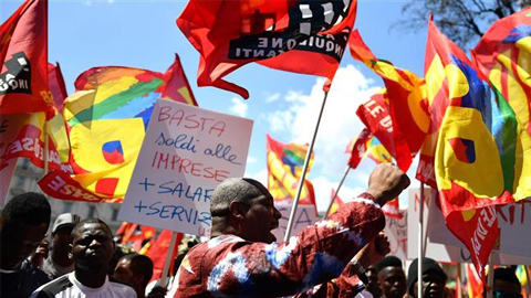 Người dân Italy bày tỏ đoàn kết với người di cư. Ảnh PRESS TV