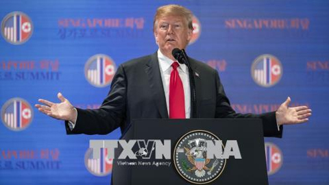 Tổng thống Mỹ Donald Trump (ảnh) gia tăng sức ép áp thuế hàng hóa từ Trung Quốc. Ảnh: THX/TTXVN 