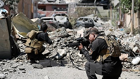 Lực lượng chống khủng bố Iraq tuần tra gần Thành Cổ ở tây Mosul trong chiến dịch giải phóng thành phố này từ IS ngày 3-6. Nguồn: TTXVN