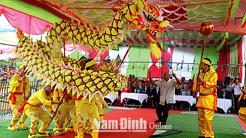 Múa rồng trong lễ hội Đền Văn Trì, Thị trấn Quất Lâm (Giao Thuỷ).