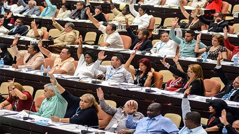 Các đại biểu Quốc hội Cuba (Khoá IX) giơ tay biểu quyết tại kỳ họp. Ảnh: Cuban News Agency.