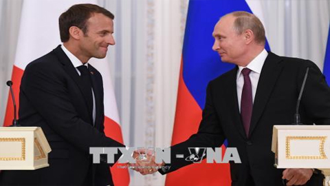 Tổng thống Nga Vladimir Putin (phải) và Tổng thống Pháp Emmanuel Macron trong cuộc họp báo chung sau cuộc gặp tại Saint Petersburg ngày 24/5. Ảnh: AFP/TTXVN