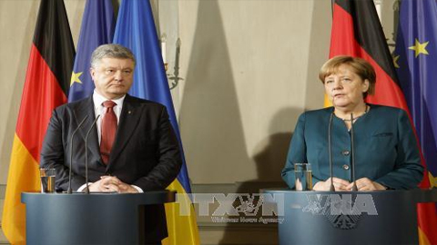 Tổng thống Ukraine Petro Poroshenko (trái) và Thủ tướng Đức Angela Merkel (phải) tại cuộc họp báo ở Meseberg, Đức ngày 20/5. Ảnh: EPA/TTXVN