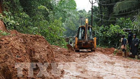 Bang Kerala, miền Nam của Ấn Độ đang hứng chịu đợt mưa lớn kéo dài, gây ngập lụt và lở đất nghiêm trọng. Ảnh: TTXVN