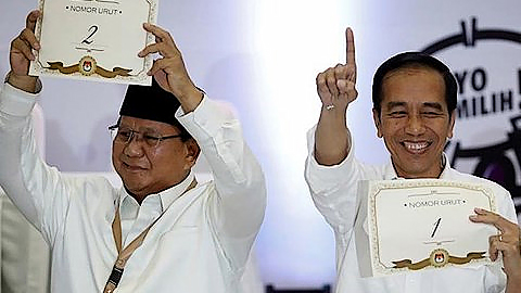 Đương kim Tổng thống Indonesia Joko Widodo (phải) và đối thủ Prabowo Subianto sẽ tranh cử Tổng thống vào năm sau. Ảnh: Reuters