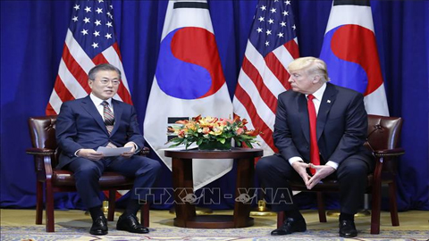 Tổng thống Hàn Quốc Moon Jae-in (trái) hội đàm với Tổng thống Mỹ Donald Trump tại New York (Mỹ) ngày 24/9/2018. Ảnh: YONHAP/TTXVN