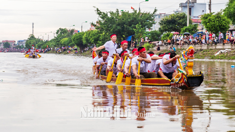 Bơi chải trong lễ hội truyền thống ở Giao Thuỷ.