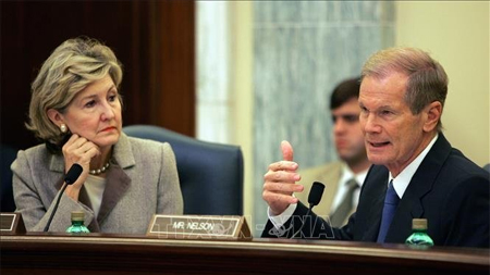 Thượng Nghị sĩ Mỹ Bill Nelson (phải) của đảng Dân chủ trước đó đã đề nghị kiểm phiếu lại trong cuộc chạy đua vào Thượng viện với Thống đốc bang này, nghị sĩ đảng Cộng hòa Rick Scott. (Ảnh: TTXVN)