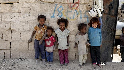 Trẻ em tị nạn tại Sanaa, Yemen, sau khi phải rời bở nhà cửa tránh xung đột ở Hodeidah, ngày 14/10/2018. (Ảnh: THX/TTXVN)