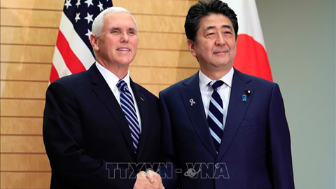 Thủ tướng Nhật Bản Shinzo Abe (phải) trong cuộc gặp Phó Tổng thống Mỹ Mike Pence tại Tokyo ngày 13-11-2018. Ảnh: AFP/TTXVN