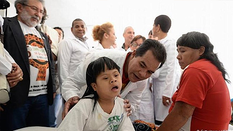 Bác sỹ Cuba đang khám bệnh. (Nguồn: Getty Images)