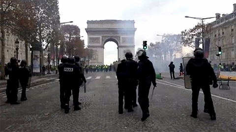 Cảnh sát Pháp nỗ lực ngăn chặn những người biểu tình quá khích tràn vào Đại lộ Champs-Elysees.