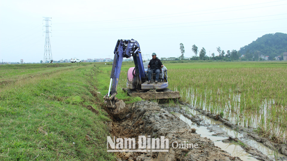 Nạo vét kênh cấp III tại xã Minh Tân (Vụ Bản).