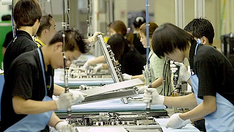 Công nhân làm việc tại một nhà máy của Tập đoàn Samsung ở Suwon, Hàn Quốc. (Ảbh minh họa. Nguồn: AFP/TTXVN)