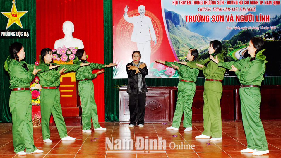 Tiết mục ca múa do các hội viên Hội truyền thống Trường Sơn phường Trần Quang Khải (Thành phố Nam Định) biểu diễn.  Bài và ảnh: Viết Dư