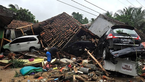 Hiện trường đổ nát ven biển In-đô-nê-xi-a sau trận sóng thần. Ảnh: Reuters