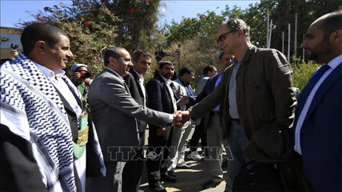 Đại tá về hưu Patrick Cammaert (thứ 2 phải) tại thủ đô Sanaa, Yemen ngày 23/12. Ảnh: AFP/TTXVN