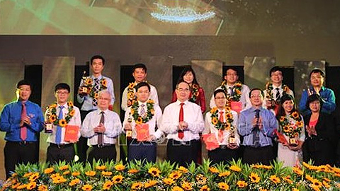 Bí thư Thành ủy TP Hồ Chí Minh Nguyễn Thiện Nhân, lãnh đạo Trung ương Đoàn, Bộ Khoa học và Công nghệ cùng các cá nhân nhận giải thưởng