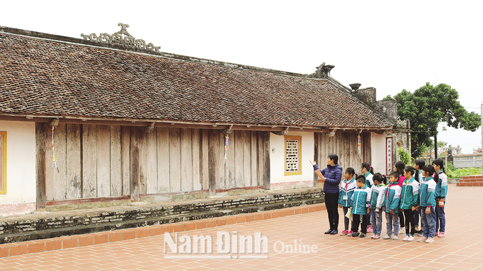 Giáo dục truyền thống cho học sinh tại Chùa Phúc Chỉ, xã Yên Thắng.
