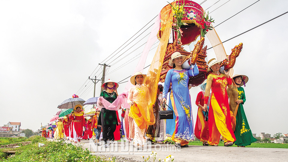 Rước kiệu trong lễ hội phủ Quảng Cung, xã Yên Đồng (Ý Yên) năm 2018.
