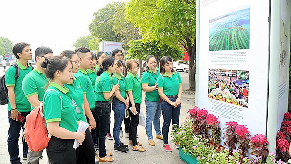 Đông đảo người dân tham quan triển lãm tại phố đi bộ Nguyễn Huệ.