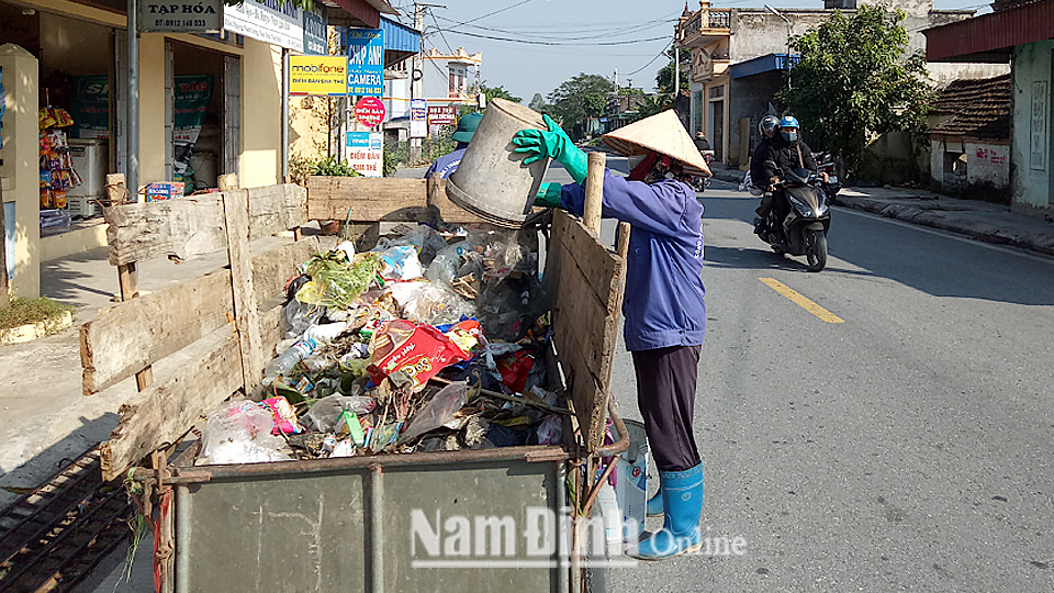 Dịch vụ thu gom rác thải sinh hoạt tại xã Nam Cường (Nam Trực).