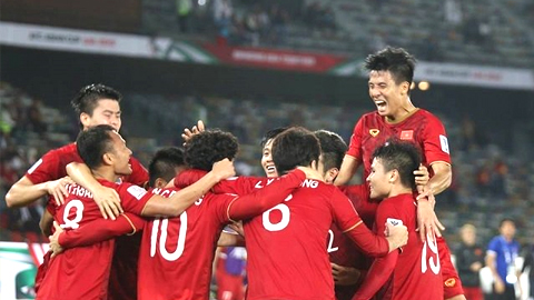 Đội tuyển Việt Nam giành thắng lợi kịch tính trên chấm luân lưu để trở thành đội đầu tiên đi tiếp vào tứ kết Asian Cup 2019.