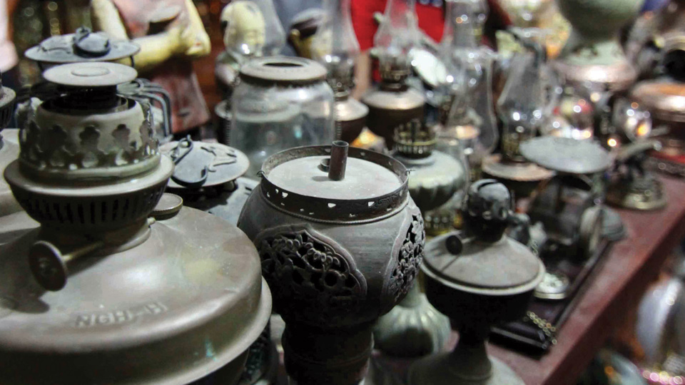 Hàng bán đồ cổ tại Chợ Viềng xã Nam Giang (Nam Trực); Hàng bán cây cảnh tại Chợ Viềng xã Kim Thái (Vụ Bản). Ảnh: Internet và Đức Linh