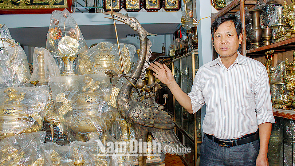 Sản phẩm hạc thờ ở cơ sở sản xuất đồ đồng của ông Nguyễn Văn Kha, thôn Đồng Quỹ.