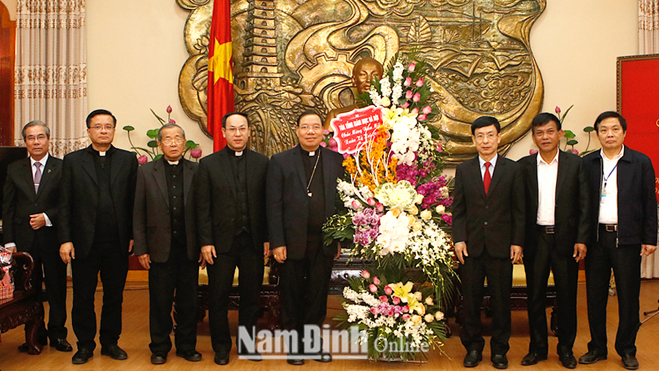 Đoàn Tổng Giáo phận Hà Nội do Tổng Giám mục Vũ Văn Thiên làm Trưởng đoàn đến chúc Tết UBND tỉnh.