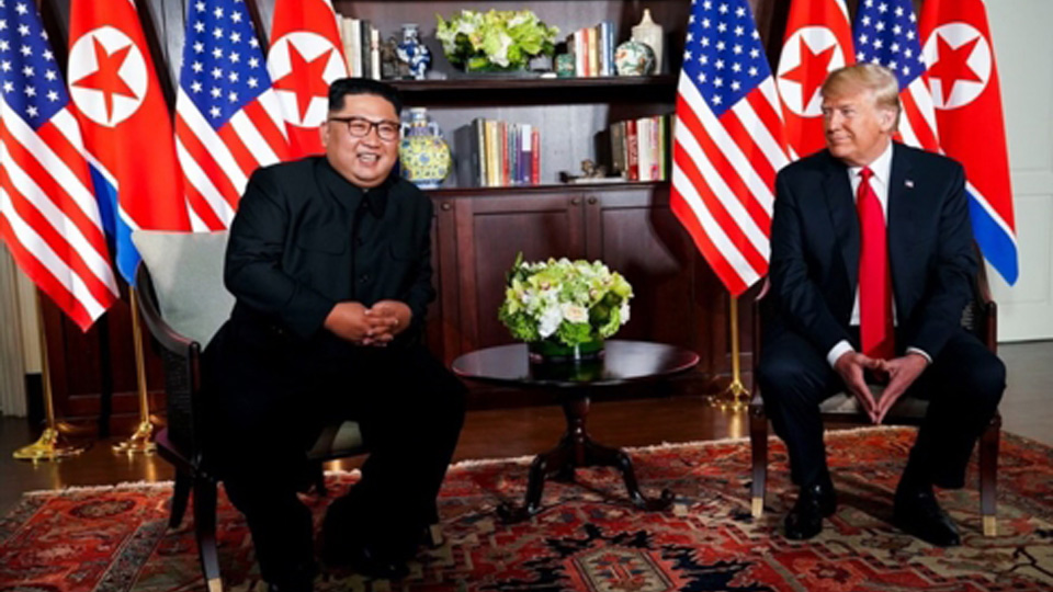 Tổng thống Donald Trump gặp nhà lãnh đạo Kim Jong-un trong hội nghị thượng đỉnh Mỹ - Triều lần 1 tại Singapore, tháng 6-2018.  Ảnh: New York Times
