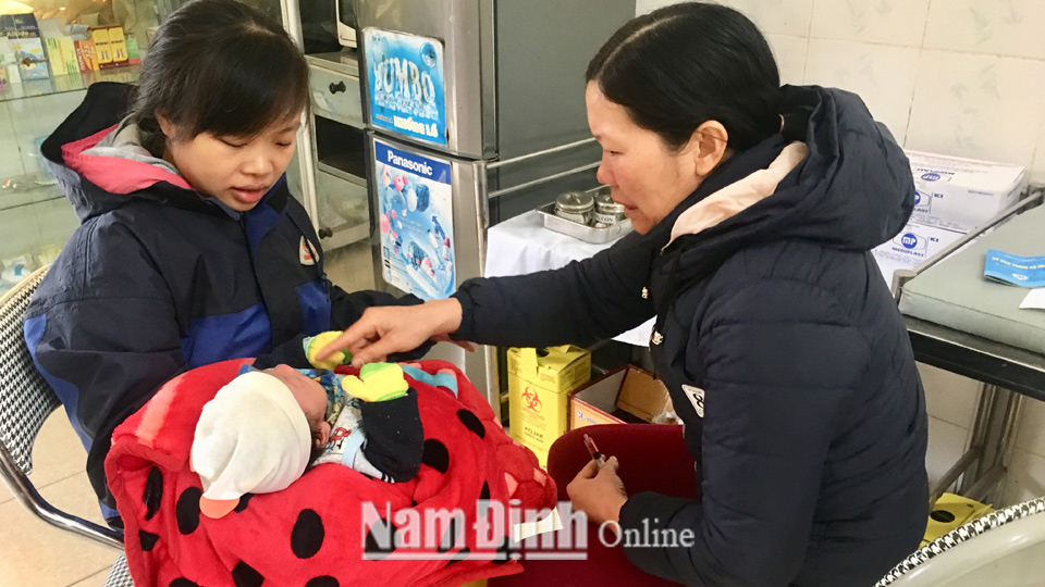 Cán bộ Trạm Y tế xã Nam Hồng cho trẻ uống vắc-xin ngừa tiêu chảy cấp do Rotavirus.  Bài và ảnh: Minh Thuận