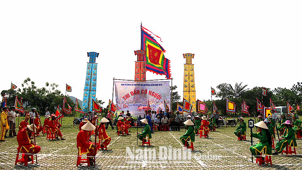 Thi đấu cờ người trong lễ hội Phủ Dầy tại Phủ Vân Cát, xã Kim Thái (Vụ Bản).