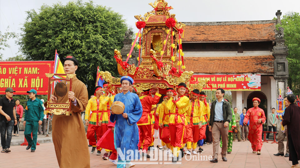 Rước kiệu Ngọc Lộ trong Lễ hội Khai ấn Đền Trần năm 2019 (Thành phố Nam Định).