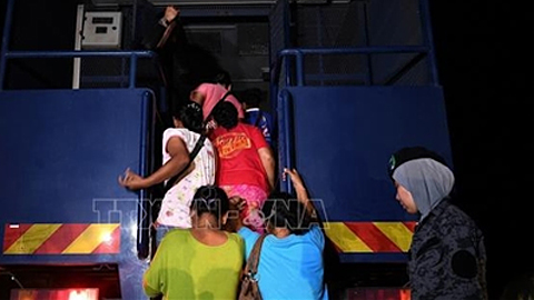 Bắt giữ công nhân nhập cư bất hợp pháp tại công trường xây dựng ở cảng Dickson, Malaysia. Ảnh tư liệu: AFP/TTXVN