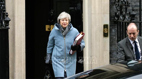 Thủ tướng Anh Theresa May (trái) rời văn phòng ở số 10 phố Downing tới phiên họp của Hạ viện ở London ngày 13/2/2019. Ảnh: THX/TTXVN