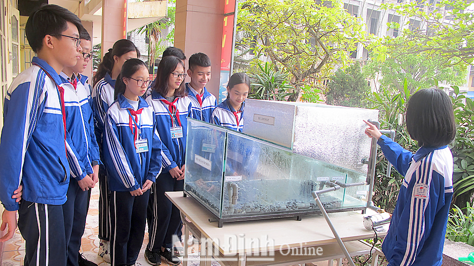 Học sinh Trường Trung học cơ sở Lương Thế Vinh (Thành phố Nam Định) tham quan mô hình 