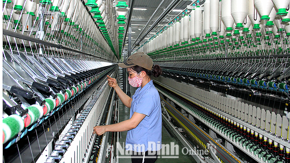 Sản xuất sợi xuất khẩu tại Nhà máy Sợi Vinatex Nam Định (Tổng Công ty Cổ  phần Dệt May Nam Định).
